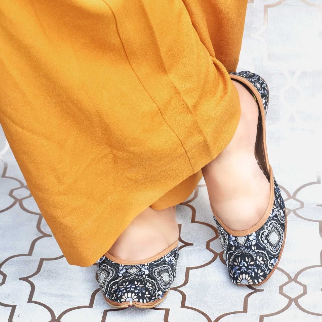 Monochrome Magic Jutti